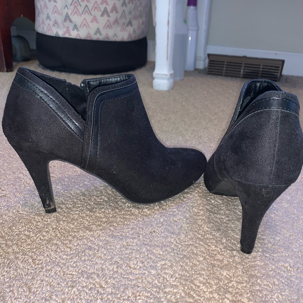 Like new black dexflex bootie heels